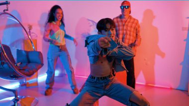 Çekici Asyalı dansçı, gündelik kıyafetleriyle dans ediyor ve arkadaşına tezahürat yapıyor. Kafkasyalı bir adam ve İspanyol bir hippi sokak dansı yaparken bir yandan da mutlu bir takıma bakıyorlar. Mutluluk.