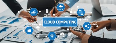 Grafikler ve Simgelerle Bulut Hesaplama Kavramları Üzerinde Veri Yönetimi ve Teknoloji İnovasyonlarını Işıklandıran Eller. Dostluk