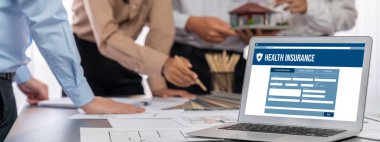 İç mimar tasarımcı grubu, daha kesin tasarım için planlar ve dizüstü bilgisayar ekran mimari yazılımı üzerinde birlikte tartışıyorlar. Modern ev tasarımı ve yenileme. İçgörü