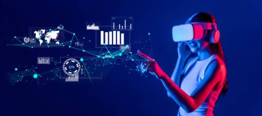 Sanal gerçeklik kulaklığı takan bir kadın, dinamik veri görselleştirmeleri ve analizleriyle meşgul olup, finansal planlama ve etkili pazarlama stratejileri için içgörüler keşfediyor. XDMCP