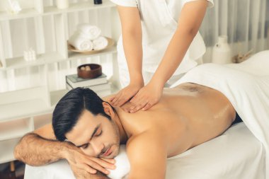 Kafkas erkek müşteri stres önleyici spa masajının keyfini çıkarıyor ve lüks otel veya oteldeki gündüz açık hava ortamında güzellik derisi eğlencesi ile şımartıyor. Sessiz.