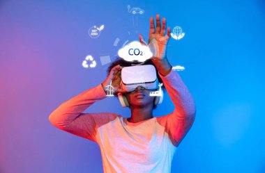 İklim değişikliğine çözümler bulmak için sanal gerçeklik teknolojisini kullanan bir kişi, emisyon azaltma ve daha iyi bir gelecek için sürdürülebilirliğin önemini vurgulamaktadır. XDMCP