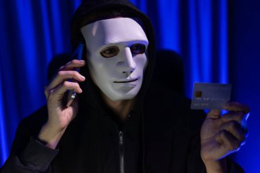 Kredi kartı sahibini arayıp gizli bilgilerle tehdit etmek için beyaz suçlu maskesi. Tüm veritabanları, güvenlik ihlali yapmaya çalışarak şifre şifreleme yapmak için. Bireysel.