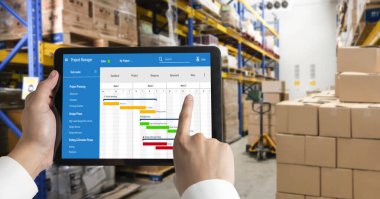 Ekip projesinin zaman çizelgesini gösteren bilgisayar ekranında, modern iş projesi yönetimi için proje planlama yazılımı