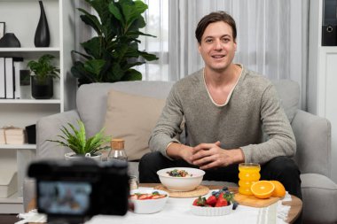 Akıllı beslenme yayın kuruluşu, taze yoğurt sosu, meyve suyu ve portakal suyu içeren sağlıklı besin seçimi sunarak, her öğünde vitamin ve lif kullanımını açıklıyor. Bireysel.