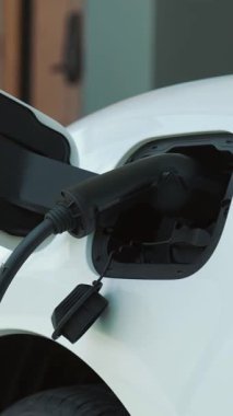 Ev şarj istasyonu, elektronik araç için sürdürülebilir, yenilenebilir enerji kaynağı, modern modern yaşam tarzı için evdeki EV arabaları sağlıyor. Çevre dostu melez elektro ve petrol aracı bataryası.