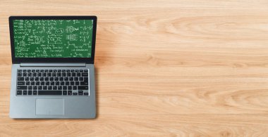 Bilgisayar ekranında bilim ve eğitim kavramını gösteren matematiksel denklemler ve modem formülü