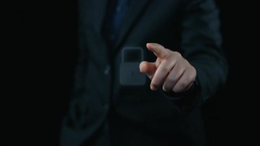 İş adamı siber güvenliğin özünü keşfeder. Siber koruma yöntemlerini, tehditleri derinlemesine araştır ve siber güvenlik duruşunu güçlendir. Siber güvenlik çağında UUID 'de gezinmek için gerekli