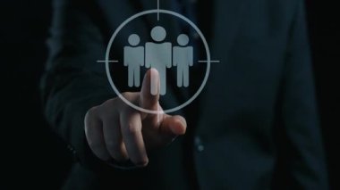 İş adamı müşteri hedef gruplarını belirlemek için verileri analiz eder, pazarlama stratejilerini rafine eder. Her hedef grubun özel ihtiyaçlarını karşılamak için iletiler gönderiliyor. Kullanıcı Kimliği