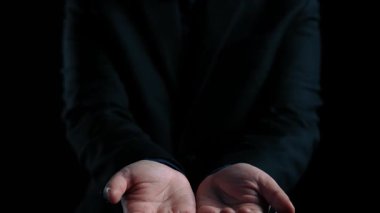 İş adamı siber güvenliğin özünü keşfeder. Siber koruma yöntemlerini, tehditleri derinlemesine araştır ve siber güvenlik duruşunu güçlendir. Siber güvenlik çağında UUID 'de gezinmek için gerekli