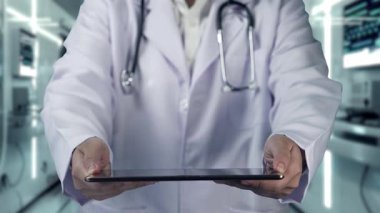 Doktorun laboratuvarda bulanık bir geçmişi olan insan anatomisi hologramı içeren tablet göndermesini kapatın. Sağlık çalışanı tableti tutuyor ve bütün gövdeyi kontrol ediyor. Teknoloji. İyileştirici.