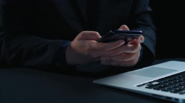 İş adamı e-posta kutusunu kontrol ediyor, daha iyi verimlilik için mesajları düzenliyor ve önceliklerini belirliyor. Etkili iletişim için akıllı e-posta teknikleri öğren. Kullanıcı Kimliği