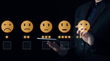 İş adamı müşteri memnuniyet değerlendirmesi verilerini analiz eder ve hizmet kalitesini artırmaya çalışır. Müşteri memnuniyeti ve sadakatini arttırmak için koz değerlendirmeleri. Kullanıcı Kimliği