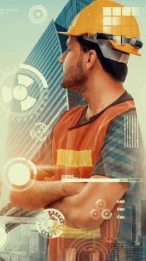 Gelecekteki bina inşaatı ve HUD hologram grafik tasarımı ile yaratıcı mühendislik projesi konsepti. İnşaat mühendisi, mimar ya da inşaat işçisi modern sivil teknoloji ile çalışıyor..