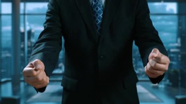 Verimli çalışma süreçleri için çevrimiçi belge dizinlerini yöneten iş adamı. Tüm önemli çevrimiçi belgelerinize kolayca güvenli ve hızlı bir şekilde erişim sağlayın. Kullanıcı Kimliği