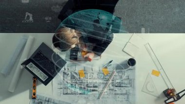 Yapışkan notlar ve hesap makinesiyle bina inşaatı için dizüstü bilgisayar üzerinde çalışırken çalışan mimar mühendisi. Akıllı yönetici çalışıyor ve küresel bağlantısı olan hesap makinesi kullanıyor. Hizalama.