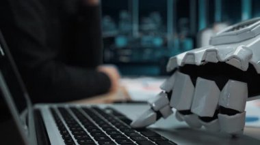 İleri düzey analitikler vizyonerlerin katıldığı bir toplantıda danışman uzmanlığıyla harmanlanarak, veri güdümlü taktiklerin altını çizerek ve gelişmekte olan pazarlara giden bir yol açarak. Noogenesis Yapay Zeka