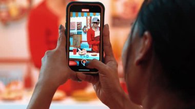 Restoran işçilerinin dans ettiği ve modern barda yemek tepsisiyle yemek yediği bir video. Elinde peçeteyle Asyalı bir garson müşterinin elinde kamerayla yemek siparişi veriyor. Mutluluk.
