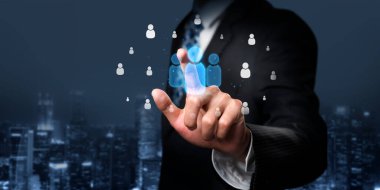 İş adamı ağ kurar, değerli bağlantılar kurar. Profesyonel ağı ve fırsatları genişletmek için etkili insanlar ağ stratejileri geliştiriyor.