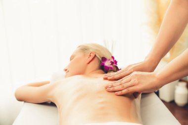 Kafkasyalı kadın müşteri stres önleyici spa masajının keyfini çıkarıyor ve lüks otel ya da oteldeki gündüz açık ortam güzellik salonunda güzellik teniyle eğleniyor. Sessiz.