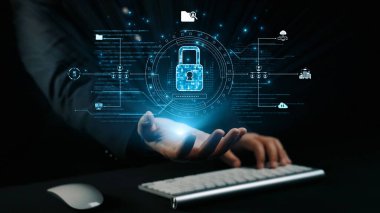Bir kişi dijital güvenlik ve veri korumasını sembolize eden holografik asma kilitle etkileşime girer. Görüntü, modern dünyadaki siber güvenliğin önemini gösteriyor. Dörtgen