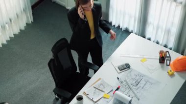 Yapışkan notlar ve hesap makinesiyle bina inşaatı için dizüstü bilgisayar üzerinde çalışırken çalışan mimar mühendisi. Akıllı yönetici plan hesaplamak için hesap makinesi kullanıyor ve çalışıyor. Hizalama.