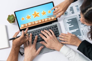 Pazarlama stratejisi planlaması için canlı yazılım bilgisayarında müşteri memnuniyeti ve değerlendirme analizi