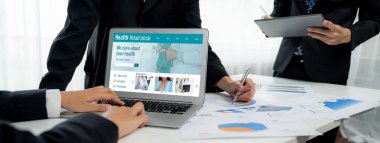 Kolay form doldurma için sağlık sigortası web sitesi canlı kayıt sistemi