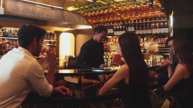 Kokteyl palomasıyla kadeh kaldıran bir çift ve lüks bir barda, canlı sohbetlerde eski moda arkadaşlarıyla Margarita içerken canlı bir gece kulübünde özel bir partiyi kutlayan bir çift. Vinosity.