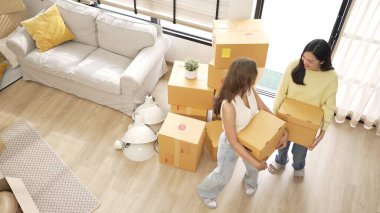 Kutu taşıyan bir çift kadın taşınma gününde yeni eve geliyor. Güzel bir kız ve arkadaşın birlikte konuşurken ve eve taşınırken elinde karton kutuyla yürüdüğü en iyi manzara. Myrmidon.