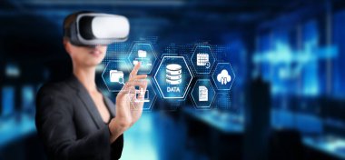 Modern bir iş kadını, yenilikçi veri yönetimini gösteren parlak bir bulut hesaplama ortamında dijital veri arayüzleriyle etkileşim kurmak için sanal gerçeklik teknolojisi kullanır. XDMCP