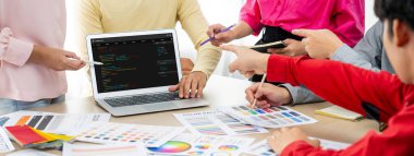 Uygulama ve program kodlaması için bilgisayar ekranında yazılım geliştirme programlama