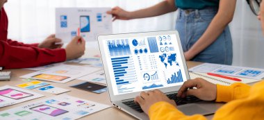 İş veri paneli pazarlama stratejisi planlaması için canlı iş zekası analizi sağlar