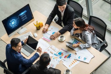 Yapay zeka teknolojisini çalıştırmak için komut mühendisi ve kullanıcı kolaylığı için üretici yapay zeka yardımcı araçları insanların yapay zeka işlevlerini teşvik ederek yapay zekayı çalıştırmalarına yardımcı olur