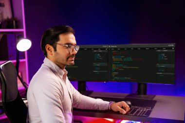 Bilgisayar ekranında çalışan akıllı bilişim geliştirici yazılım geliştirme kodlaması. Arka tarafa bakan, program güncellemesi düşünen, neon ışıklı siber ofis online web sitesi verileri. Tahmin et..
