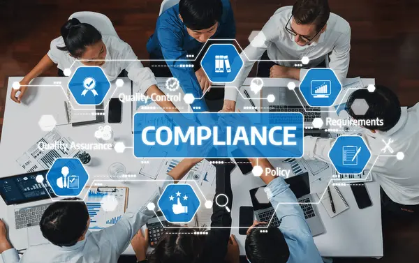 Çeşitli bir ekip, dinamik bir ofis ortamında modern araçlar ve veri görsellerinden yararlanarak uyum stratejilerini özetlemek için işbirlikçi çabalar içine girer. Dostluk