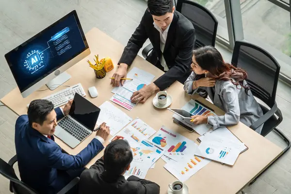 Yapay zeka teknolojisini çalıştırmak için komut mühendisi ve kullanıcı kolaylığı için üretici yapay zeka yardımcı araçları insanların yapay zeka işlevlerini teşvik ederek yapay zekayı çalıştırmalarına yardımcı olur