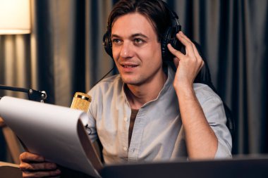 Akıllı yayıncının sunucu kanalı, canlı sosyal medyada canlı yayında konuşma programı ile birlikte modern stüdyoda, kayıt cihazıyla dinleyiciye senaryo okumaktadır. Bireysel.