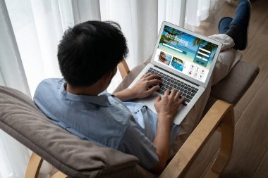 Çevrimiçi otel konaklama rezervasyon sitesi mod rezervasyon sistemi sağlar. Seyahat teknolojisi kavramı .