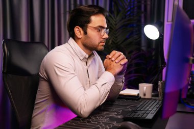 İki pc ekranda veri yazılım geliştirme analizi yapan akıllı bilişim geliştiricisi, neon ışıklı siber ofiste güncellenmiş uygulama programı güncellenmiş online web sayfası sistemi yaratıyor. Tahmin et..