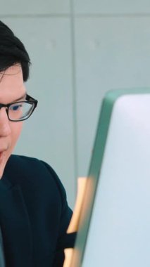 Ofiste çalışan kulaklık takan işadamları uzak müşteri ya da meslektaşlarını desteklemek için çalışıyorlar. Arama merkezi, tele pazarlama, müşteri destek acentesi telefon görüşmesinde hizmet sunar.