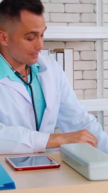 Profesyonel üniformalı doktor hastanedeki ya da klinikteki hastayı muayene ediyor. Sağlık, sağlık ve doktor hizmetleri konsepti.