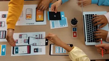 Mobil uygulama ya da web sitesi için kullanıcı arayüzü prototipi planlayan şirket çalışanlarının en iyi görünüm videosu. UX UI tasarımcı beyin fırtınası kullanıcı dostu arayüz planı. Sinerjik