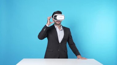 Yaratıcı fikri sunarken ve paylaşırken finansal verileri kontrol eden akıllı proje yöneticisi. Kafkas işadamı pazarlama stratejisini açıklarken VR teknolojisini kullanarak rapora erişiyor. Aygıt.