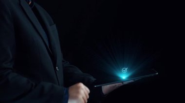 İş adamı, QC ve QA standartlarının karşılandığından emin olmak için katı kalite güvencesi protokolleri uyguluyor. Kalite güvencesi ile sertifikalı ürün mükemmelliğine ulaşmak. Kullanıcı Kimliği