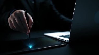 İş adamı B2B peyzajında geziniyor, iş-iş bağlantılarını geliştirmek için kullanım teknolojisi kullanıyor. B2B etkileşimini yeniden şekillendiren keşifler, iş-iş stratejilerinde yenilikleri yönlendiren araçlar. Kullanıcı Kimliği