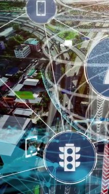 Yeni şehir yolunda gelecek araba trafiği için akıllı ulaşım teknolojisi kavramı. Sanal akıllı sistem, şehir sokaklarındaki araç verilerini birbirine bağlamak için dijital bilgi analizi yapıyor .