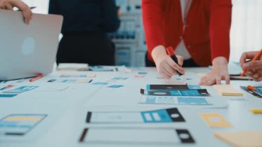 Canlı bir çalışma alanı, bir ekibin ortaklaşa planlama seansına katıldığını gösteriyor. Tasarım malzemeleriyle çalışan, yaratıcılığı ve takım çalışmasını teşvik eden ellere odaklanın. SACTR