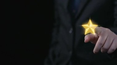 Beş altın yıldız ve konuşma baloncuklarının yer aldığı dijital bir sunum, müşteri geri bildirimi ve reytingleri sembolize ediyor. Pazarlama ve hizmet değerlendirme projeleri için ideal. Dörtgen