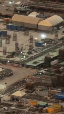 Büyük inşaat projesinin ilk safhalarında Metropolis 'te ağır inşaat makineleri ele geçirilen inşaat alanının zaman aşımı .